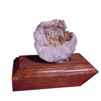 Misterio dorado en geoda