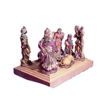 Nacimiento con trajes brillantes
