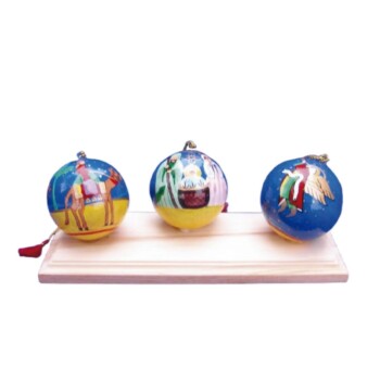 Nacimiento pintado en tres bolas