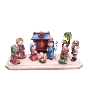 Nacimiento infantil ante casa