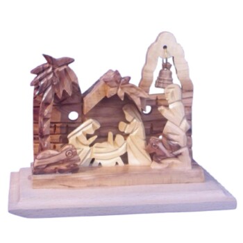 Belén ante casa con campanario
