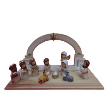 Nacimiento infantil bajo arco