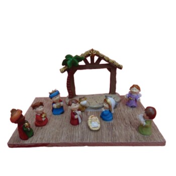 Nacimiento infantil ante portal