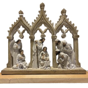 Nacimiento blanco bajo tres arcos