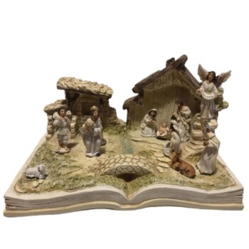 Nacimiento sobre libro abierto con luz